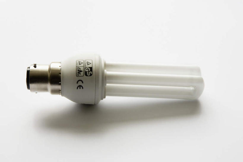 无人,横图,俯视,室内,特写,白天,白色背景,节能,静物,照明,阴影,环保,模糊,反射,灯泡,影子,灯,节能灯,灯具,摄影,影棚,能源,照亮,低碳,照明工具,一盏,荧光灯,彩图,高角度拍摄,影棚拍摄,拍摄