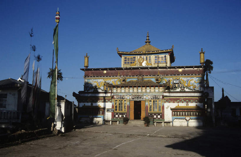 无人,横图,室外,白天,正面,旅游,度假,标志建筑,地标,建筑,旗帜,印度,亚洲,阴影,节日,飘扬,光线,影子,文化,娱乐,旗子,建设,蓝色,蓝天,天空,阳光,天,祈祷,享受,休闲,健康,旅游胜地,放松,许愿,宗教,信仰,晴朗,纪念,飘逸,祈求,基督教,天主教,修道院,飞扬,南亚,信念,万里无云,印度共和国,旌旗,旗号,西孟加拉邦,神学院,修院,隐修院,大吉岭,平安,晴空,晴空万里,彩图