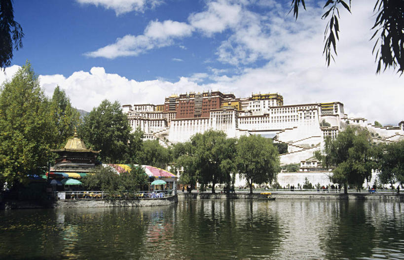 无人,宫殿,横图,室外,白天,正面,旅游,度假,河流,名胜古迹,水,植物,标志建筑,地标,建筑,布达拉宫,中国,亚洲,阴影,波纹,节日,遗迹,光线,影子,河水,水流,云,云朵,建筑群,涟漪,云彩,古迹,文化,文物,娱乐,建设,古建筑,拉萨,西藏,树,树木,蓝色,绿色,白云,倒影,蓝天,水纹,天空,阳光,自然,波浪,天,祈祷,享受,休闲,健康,旅游胜地,放松,许愿,宗教,佛教,信仰,生长,晴朗,成长,纪念,祈求,倒映,藏,古文明,东亚,西藏自治区,首府,中华人民共和国,水晕,西南地区,拉萨市,释教,反照,第二普陀山,平安,晴空,彩图