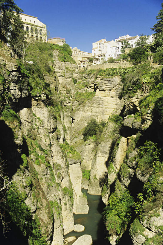 无人,竖图,俯视,室外,白天,旅游,度假,石头,美景,峡谷,植物,西班牙,欧洲,阴影,光线,石子,影子,景观,山谷,娱乐,安达卢西亚,树,树木,蓝色,绿色,蓝天,天空,阳光,自然,天,享受,休闲,景色,放松,生长,晴朗,成长,岩层,南欧,自然风光,安达鲁西亚,马拉加省,万里无云,马拉加,西班牙王国,安达卢西亚自治区,石块,岩石,晴空,晴空万里,彩图,高角度拍摄