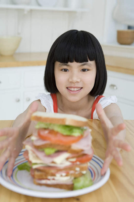 点心,面包,东方人,儿童,一个人,站,举,笑,微笑,露齿笑,竖图,俯视,室内,白天,烹饪,西餐,纯洁,餐桌,厨房,柜子,桌子,蔬菜,西红柿,餐具,亚洲,仅一个女性,仅一个人,服装,朦胧,模糊,新鲜,碟子,盘,墙,生菜,莴苣,三明治,料理,食品,面点,储物柜,注视,休闲装,黄种人,菜肴,美食,墙壁,墙面,食物,糕点,小孩,衣服,白色,盘子,碟,快餐,观察,看,托,站着,仅一个小孩,休闲,休闲服,可爱,童年,童趣,西式,服饰,佳肴,有机食品,绿色食品,餐台,观看,熏肉,察看,储存,关注,童真,西式快餐,烂漫,无邪,三文治,春菜,鹅仔菜,莴仔菜,千金菜,叶用莴苣,储备,蕴藏,贮备,天真,女孩,女人,女性,亚洲人,孩子,番茄,举起,举手,举着,向上举,向上伸,向上托,站立,半身,彩图,高角度拍摄,灶间,贮存,女生