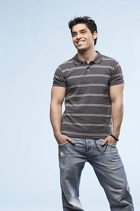 西方人,一个人,站,笑,微笑,露齿笑,竖图,室内,白天,正面,欧洲,欧洲人,仅一个男性,仅一个人,蓝色背景,服装,裤子,注视,牛仔裤,休闲装,仅一个年轻男性,衣服,观察,看,站着,休闲,休闲服,摄影,服饰,影棚,观看,张开双腿,察看,关注,双手抄兜,双手放兜,展开双腿,男人,男性,年轻男性,白种人,插兜,两手抄兜,两手放兜,手插兜,手放口袋,站立,半身,彩图,影棚拍摄,拍摄,伸展双腿,手抄兜