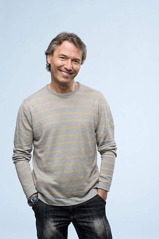 西方人,一个人,站,笑,微笑,露齿笑,竖图,室内,白天,正面,欧洲,欧洲人,仅一个男性,仅一个人,仅一个中年男性,阴影,蓝色背景,服装,裤子,反射,影子,注视,牛仔裤,休闲装,衣服,观察,看,站着,休闲,休闲服,摄影,服饰,影棚,观看,察看,关注,双手抄兜,双手放兜,男人,男性,中年男性,白种人,插兜,两手抄兜,两手放兜,手插兜,手放口袋,站立,半身,彩图,影棚拍摄,拍摄,手抄兜