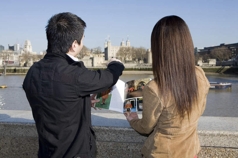 西方人,两个人,横图,室外,白天,爱情,阅读,河流,水,杂志,英国,欧洲,伦敦,欧洲人,学习,指,阴影,服装,光线,影子,河水,水流,首都,浪漫,注视,指点,休闲装,伦敦塔,背面,衣服,蓝色,蓝天,天空,阳光,天,观察,看,休闲,温暖,温馨,休闲服,恩爱,读书,浏览,恋人,服饰,晴朗,观看,和睦,察看,指向,西欧,关注,大不列颠,大不列颠及北爱尔兰联合王国,万里无云,大不列颠联合王国,日不落英帝国,雾都,男人,男性,年轻男性,年轻女性,女人,女性,白种人,情侣,晴空,晴空万里,半身,彩图,伴侣,融洽