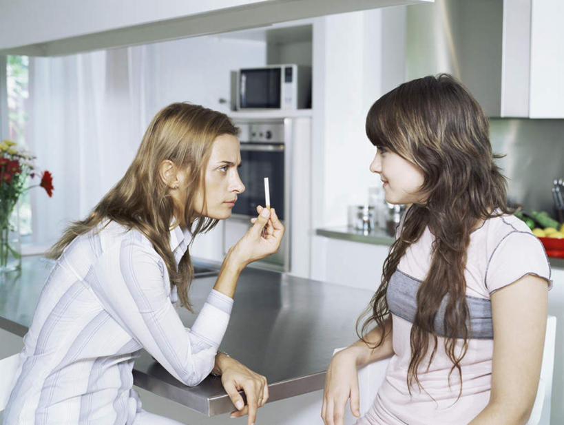 西方人,儿童,中年人,两个人,家庭,母亲,女儿,坐,横图,室内,白天,侧面,烹饪,纯洁,餐桌,厨房,桌子,香烟,厨具,欧洲,欧洲人,握,服装,电器,墙,休闲装,相视,墙壁,墙面,一个,小孩,衣服,休闲,温暖,温馨,母女,一家人,面对面,休闲服,烟,可爱,母爱,童年,童趣,握着,服饰,单个,餐台,对视,微波炉,和睦,家电,家用电器,相对,微波,炊具,童真,烂漫,无邪,烹饪用具,相看,教训,天真,女孩,女人,女性,中年女性,白种人,孩子,卷烟,烹调用具,烟草,纸烟,烹调,坐着,半身,彩图,灶间,融洽,小家电,女生