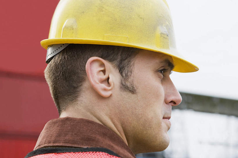 西方人,脸,头,眼睛,耳朵,脸颊,眉毛,睫毛,一个人,机修工,码头,横图,室外,特写,白天,侧面,工作服,制服,港口,帽子,欧洲,欧洲人,瞳孔,仅一个男性,仅一个人,仅一个中年男性,朦胧,模糊,头盔,集装箱,注视,货柜,工人,安全帽,箱子,观察,看,运输,眼部,观看,察看,关注,物流,工作制服,男人,男性,中年男性,白种人,头部,耳,耳部,睫,脸部,脸蛋,眉,面部,眼,眼睫毛,眼眉,机械师,机修工人,半身,彩图,工作套服,摆渡口,埠头,渡口,渡头,港湾,海港,货运码头,口岸,商港,眼眉毛