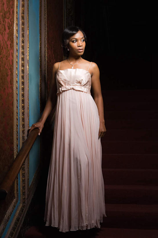 西方人,一个人,站,竖图,室内,夜晚,正面,裙子,楼梯,欧洲,非洲,黑人,欧洲人,仅一个年轻女性,仅一个女性,仅一个人,连衣裙,阶梯,墙,注视,墙壁,墙面,台阶,抹胸,观察,看,站着,观看,察看,关注,抹胸裙,年轻女性,女人,女性,非洲人,站立,彩图,全身