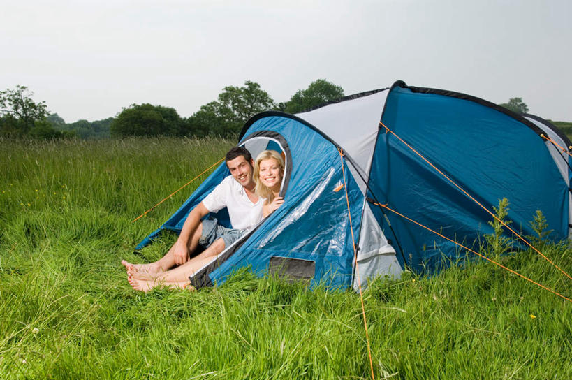 西方人,两个人,坐,笑,微笑,露齿笑,横图,室外,白天,正面,爱情,旅游,度假,草地,草坪,植物,欧洲,欧洲人,服装,帐篷,乌云,云,阴天,云朵,浪漫,云彩,注视,休闲装,光脚,娱乐,草,树,树木,衣服,绿色,天空,自然,天,观察,看,享受,休闲,温暖,温馨,赤脚,休闲服,恩爱,放松,恋人,服饰,生长,成长,观看,和睦,察看,昏暗,阴沉,关注,露营,野营,宿营,男人,男性,年轻男性,年轻女性,女人,女性,白种人,情侣,坐着,彩图,全身,伴侣,融洽