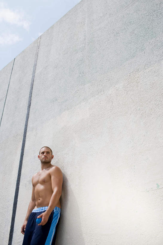 西方人,肌肉,健壮,一个人,运动员,站,竖图,室外,白天,仰视,欧洲,非洲,黑人,欧洲人,仅一个男性,仅一个人,阴影,裤子,光线,影子,墙,云,云朵,云彩,注视,裸露,墙壁,墙面,仅一个年轻男性,蓝色,白云,蓝天,天空,阳光,天,观察,看,靠,靠着,站着,休息,健康,活力,力量,晴朗,观看,青春,察看,强壮,关注,裸,男人,男性,年轻男性,非洲人,晴空,体育运动员,运动选手,站立,半身,彩图,低角度拍摄