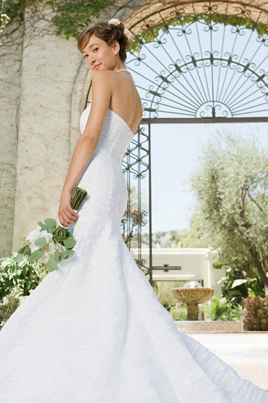 东方人,一个人,新娘,教堂,站,笑,微笑,竖图,室外,白天,仰视,婚纱,爱情,婚礼,快乐,幸福,纯洁,热情,植物,门,玫瑰,亚洲,仅一个年轻女性,仅一个女性,仅一个人,握,节日,朦胧,模糊,庆祝,盛开,捧花,手捧花,墙,玫瑰花,结婚,浪漫,拿,花蕾,拿着,扭头,注视,黄种人,文化,砖墙,墙壁,墙面,花,花瓣,花朵,鲜花,树,树木,蓝色,绿色,白色,蓝天,天空,自然,门框,花束,天,花苞,花蕊,观察,看,祈祷,站着,转头,健康,温暖,温馨,喜庆,恩爱,握着,许愿,宗教,信仰,生长,晴朗,成长,观看,纪念,祈求,和睦,察看,关注,感动,信念,万里无云,尊敬,婚礼捧花,平安,天真,刺玫花,徘徊花,年轻女性,女人,女性,亚洲人,晴空,晴空万里,站立,半身,彩图,低角度拍摄,婚礼服,礼服,高兴,大教堂,礼拜堂,融洽