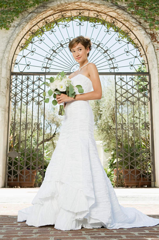 东方人,一个人,新娘,教堂,站,笑,微笑,竖图,室外,白天,仰视,婚纱,爱情,婚礼,快乐,幸福,纯洁,热情,植物,门,玫瑰,亚洲,仅一个年轻女性,仅一个女性,仅一个人,握,节日,朦胧,模糊,庆祝,盛开,捧花,手捧花,墙,玫瑰花,结婚,浪漫,拿,花蕾,拿着,扭头,注视,黄种人,文化,砖墙,墙壁,墙面,花,花瓣,花朵,鲜花,树,树木,蓝色,绿色,白色,蓝天,天空,自然,门框,花束,天,花苞,花蕊,观察,看,祈祷,站着,转头,健康,温暖,温馨,喜庆,恩爱,握着,许愿,宗教,信仰,生长,晴朗,成长,观看,纪念,祈求,和睦,察看,关注,感动,信念,万里无云,尊敬,婚礼捧花,平安,天真,刺玫花,徘徊花,年轻女性,女人,女性,亚洲人,晴空,晴空万里,站立,彩图,低角度拍摄,全身,婚礼服,礼服,高兴,大教堂,礼拜堂,融洽