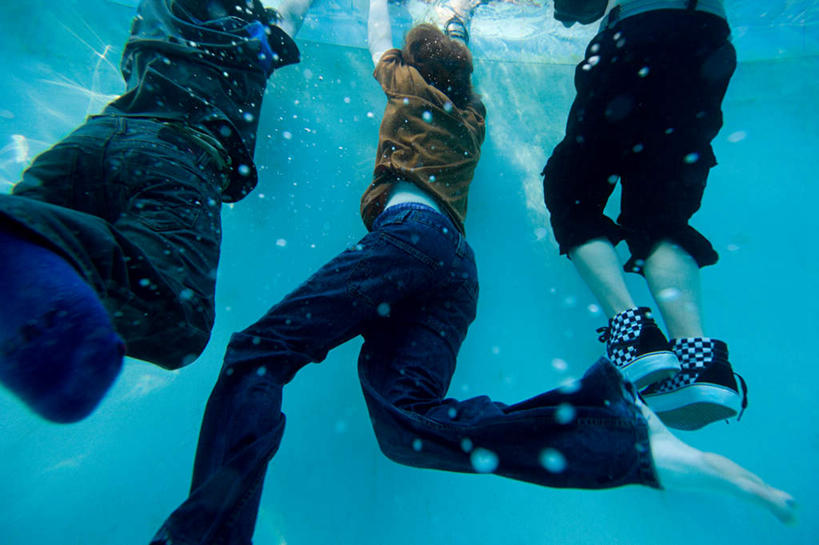 游泳,西方人,儿童,三个人,伙伴,朋友,游泳池,横图,室外,白天,仰视,锻炼,友谊,纯洁,运动,水,欧洲,欧洲人,波纹,服装,朦胧,模糊,水池,水面,涟漪,休闲装,泳池,小孩,衣服,水纹,波浪,休闲,休闲服,可爱,童年,童趣,潜水,服饰,波光粼粼,童真,烂漫,无邪,水晕,潜水运动,泅水,拍浮,体育,天真,友情,男孩,男人,男性,女孩,女人,女性,白种人,半身,彩图,低角度拍摄,健身,男生,女生