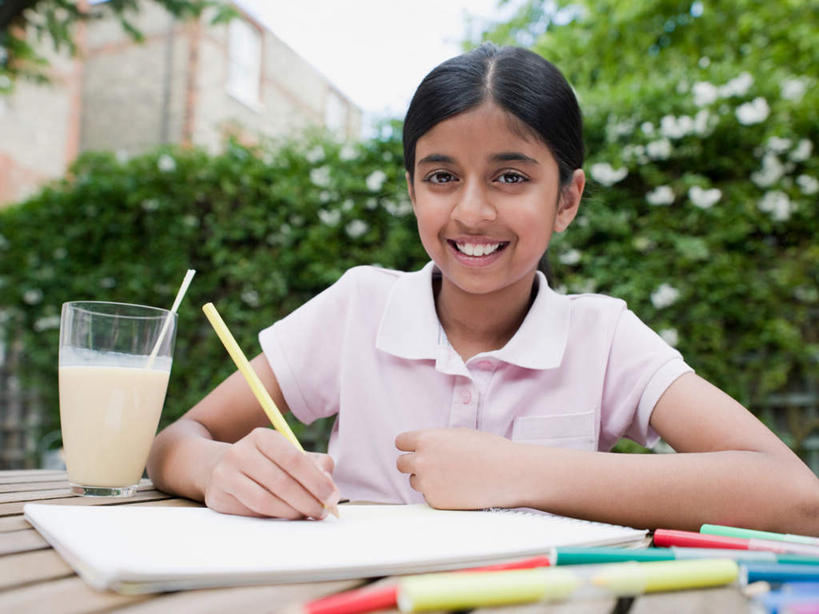 果汁,儿童,一个人,坐,笑,微笑,露齿笑,横图,室外,白天,正面,纯洁,植物,桌面,桌子,杯子,亚洲,仅一个女性,仅一个人,许多,阴影,服装,环保,盛开,光线,木制,笔,蜡笔,影子,塑料,办公用品,防护,饮品,一杯,花蕾,休闲装,相视,玻璃制品,文具,花,花瓣,花朵,鲜花,树,树木,饮料,一个,小孩,衣服,蓝色,绿色,蓝天,天空,阳光,自然,木制品,水杯,塑料制品,吸管,学习用品,天,花苞,花蕊,仅一个小孩,休闲,功课,面对面,休闲服,可爱,童年,童趣,服饰,生长,晴朗,单个,成长,作业,对视,文具用品,空心,可口,美好,美妙,间隔,相对,童真,烂漫,无邪,万里无云,相看,美观,雅观,饮管,适口,绿篱,生篱,树篱,植篱,天真,女孩,女人,女性,亚洲人,印度人,孩子,玻璃杯,晴空,晴空万里,坐着,半身,彩图,女生,圆柱状