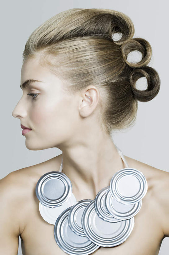 西方人,脸,头,脸颊,头发,一个人,站,竖图,室内,特写,白天,正面,项链,欧洲,欧洲人,仅一个年轻女性,仅一个女性,仅一个人,许多,阴影,灰色背景,环保,反射,盖子,影子,塑料,扭头,注视,裸露,肩膀,装饰品,饰品,首饰,塑料制品,观察,看,站着,转头,辫子,金色,摄影,影棚,能源,观看,回收,资源,察看,关注,裸,利用,低碳,循环,持续,尤物,串连,年轻女性,女人,女性,白种人,头部,长发,脸部,脸蛋,面部,站立,半身,彩图,影棚拍摄,拍摄,勾通,佳丽,丽人,美人