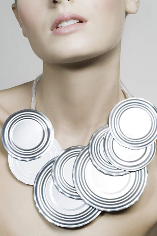 西方人,脸,头,脸颊,头发,一个人,站,笑,微笑,露齿笑,竖图,室内,特写,白天,正面,项链,欧洲,欧洲人,仅一个年轻女性,仅一个女性,仅一个人,许多,阴影,灰色背景,环保,反射,盖子,影子,塑料,裸露,肩膀,装饰品,饰品,首饰,塑料制品,站着,辫子,金色,摄影,影棚,能源,回收,资源,裸,利用,低碳,循环,持续,尤物,串连,年轻女性,女人,女性,白种人,头部,长发,脸部,脸蛋,面部,站立,半身,彩图,影棚拍摄,拍摄,勾通,佳丽,丽人,美人