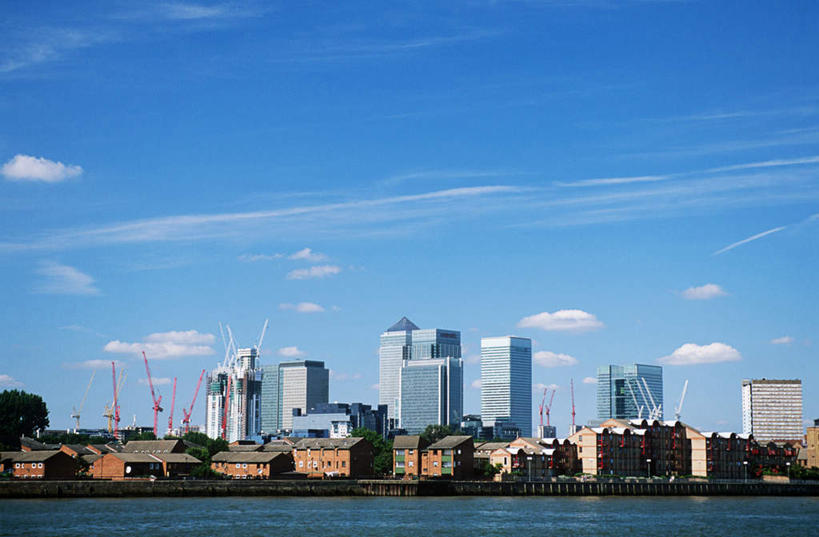 无人,高楼大厦,横图,全景,室外,白天,仰视,度假,河流,美景,水,天际线,城市风光,标志建筑,城市,大厦,地标,建筑,摩天大楼,英国,欧洲,伦敦,阴影,光线,影子,河水,景观,水流,烟雾,云,云朵,建筑群,首都,云彩,娱乐,建设,蓝色,白云,蓝天,天空,阳光,天,享受,休闲,景色,放松,晴朗,污染,废气,西欧,大不列颠,飞机尾迹,金丝雀码头,尾迹云,机尾云,飞机拉烟,云带,尾迹,大不列颠及北爱尔兰联合王国,机尾迹,飞机尾气,大不列颠联合王国,日不落英帝国,雾都,晴空,彩图,低角度拍摄,大楼,高层建筑,高楼,摩天楼