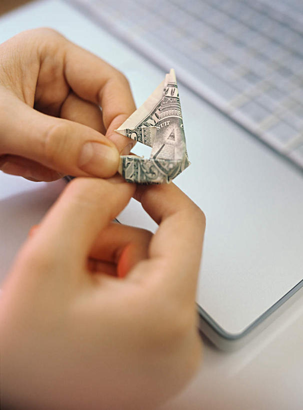 西方人,手,一个人,竖图,俯视,室内,特写,白天,钱,美元,电脑,笔记本电脑,欧洲,欧洲人,双手,仅一个男性,仅一个人,一张,握,阴影,朦胧,模糊,艺术,反射,网络,钱币,影子,折纸,纸艺,手工艺品,美金,文化,通讯设备,仅一个年轻男性,一个,工艺品,手部,握着,钞票,金融,纸币,经济,单个,一台,无线,高雅,通信设备,无线网络,流通,纸钞,贸易,无线上网,便携式电脑,工艺折纸,自信心,品位,货币,现金,手提电脑,男人,男性,年轻男性,白种人,半身,彩图,高角度拍摄