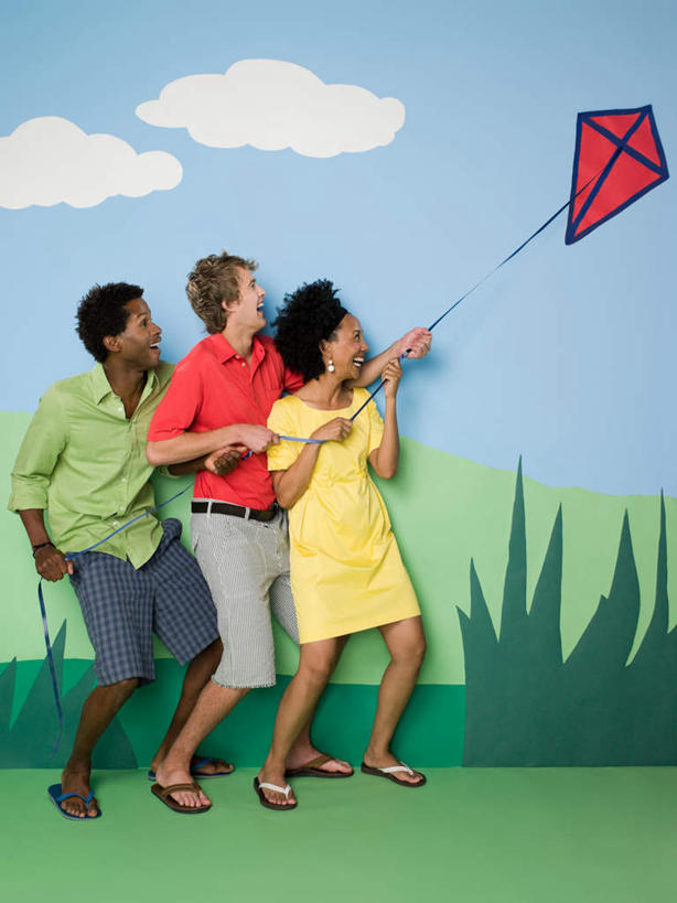 西方人,三个人,伙伴,朋友,站,笑,微笑,露齿笑,竖图,室内,白天,正面,裙子,友谊,草地,草坪,植物,欧洲,非洲,黑人,欧洲人,一排,握,连衣裙,服装,整齐,墙,云,云朵,拿,云彩,拿着,注视,墙壁,墙面,草,排列,一个,衣服,红色,蓝色,绿色,白云,蓝天,天空,风筝,天,观察,看,站着,放风筝,握着,摄影,服饰,影棚,晴朗,单个,观看,察看,衣着,纸鸢,穿着,队列,关注,放鹞子,鹞,鹞子,鸢,木鸢,衣饰,友情,男人,男性,年轻男性,年轻女性,女人,女性,白种人,非洲人,晴空,站立,彩图,全身,影棚拍摄,拍摄