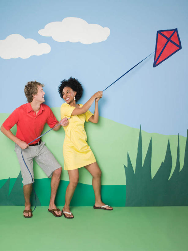 西方人,两个人,伙伴,朋友,站,笑,微笑,露齿笑,竖图,室内,白天,正面,裙子,友谊,草地,草坪,植物,欧洲,非洲,黑人,欧洲人,一排,握,连衣裙,服装,整齐,墙,云,云朵,拿,云彩,拿着,注视,墙壁,墙面,草,排列,一个,衣服,红色,蓝色,绿色,白云,蓝天,天空,风筝,天,观察,看,站着,放风筝,握着,摄影,服饰,影棚,晴朗,单个,观看,察看,衣着,纸鸢,穿着,队列,关注,放鹞子,鹞,鹞子,鸢,木鸢,衣饰,友情,男人,男性,年轻男性,年轻女性,女人,女性,白种人,非洲人,晴空,站立,彩图,全身,影棚拍摄,拍摄