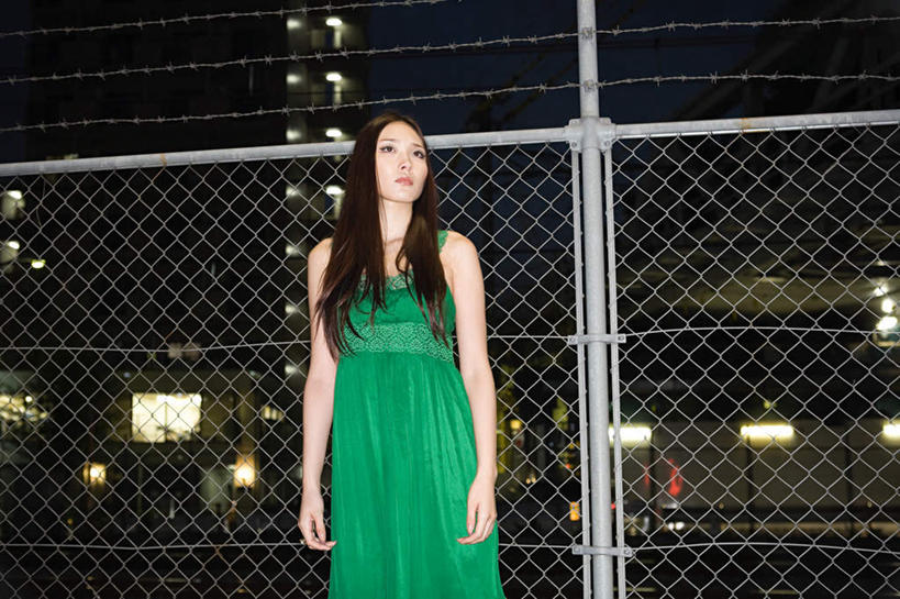 东方人,一个人,高楼大厦,栏杆,站,横图,室外,夜晚,仰视,裙子,大厦,建筑,摩天大楼,亚洲,仅一个年轻女性,仅一个女性,仅一个人,阴影,连衣裙,朦胧,模糊,光线,影子,栅栏,篱笆,围栏,灯光,扭头,注视,黄种人,护栏,观察,看,站着,转头,观看,吊带裙,察看,关注,拉巴斯,年轻女性,女人,女性,亚洲人,站立,半身,彩图,低角度拍摄,大楼,高层建筑,高楼,摩天楼