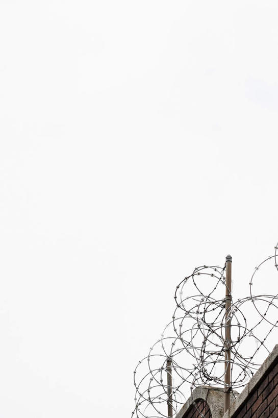 无人,栏杆,竖图,室外,特写,白天,仰视,静物,一排,整齐,栅栏,圆圈,篱笆,围栏,铁丝网,护栏,排列,天空,天,晴朗,队列,万里无云,铁蒺藜,晴空,晴空万里,彩图,低角度拍摄