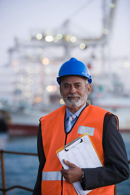 西方人,一个人,商务人士,工程师,建筑工人,建筑师,商务男性,码头,站,竖图,室外,白天,正面,衬衫,安全,海浪,海洋,港口,帽子,欧洲,欧洲人,仅一个男性,仅一个人,仅一个中年男性,握,套装,朦胧,模糊,材料,档案,头盔,文件,纸,浪花,防护,拿,拿着,注视,海水,安全帽,手稿,资料,观察,看,站着,握着,观看,保护,证明,察看,关注,文档,保险,商务装,海景,工薪阶层,保全,周全,安稳,安定,平安,男人,男性,中年男性,白种人,白领,上班族,大海,风浪,海,海水的波动,近岸浪,涌浪,技师,建筑工,建筑设计师,站立,半身,彩图,衬衣,摆渡口,埠头,渡口,渡头,港湾,海港,货运码头,口岸,商港