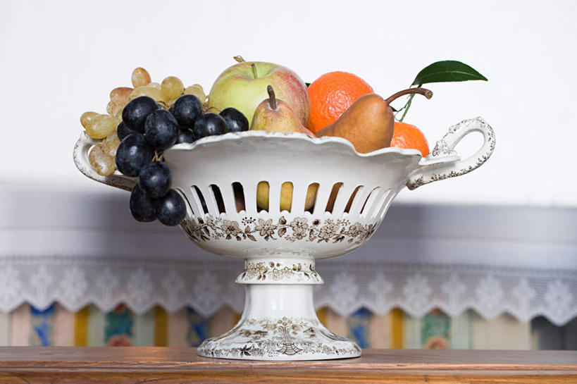 无人,横图,彩色,室内,特写,白天,仰视,窗户,窗帘,桌子,苹果,柑橘,梨,葡萄,水果,一堆,许多,阴影,堆叠,堆积,朦胧,模糊,新鲜,装饰,反射,影子,陶瓷,墙,生食,食品,果实,陶瓷制品,书桌,玻璃窗,墙壁,墙面,食物,一个,帘子,课桌,容器,碗,遮阳,香梨,有机食品,绿色食品,单个,储藏,堆,华丽,修饰,点缀,储存,衬托,美观,雅致,雅观,生梨,山葫芦,蒲桃,橘子,桔子,橙子,橙,草龙珠,彩图,低角度拍摄,贮存