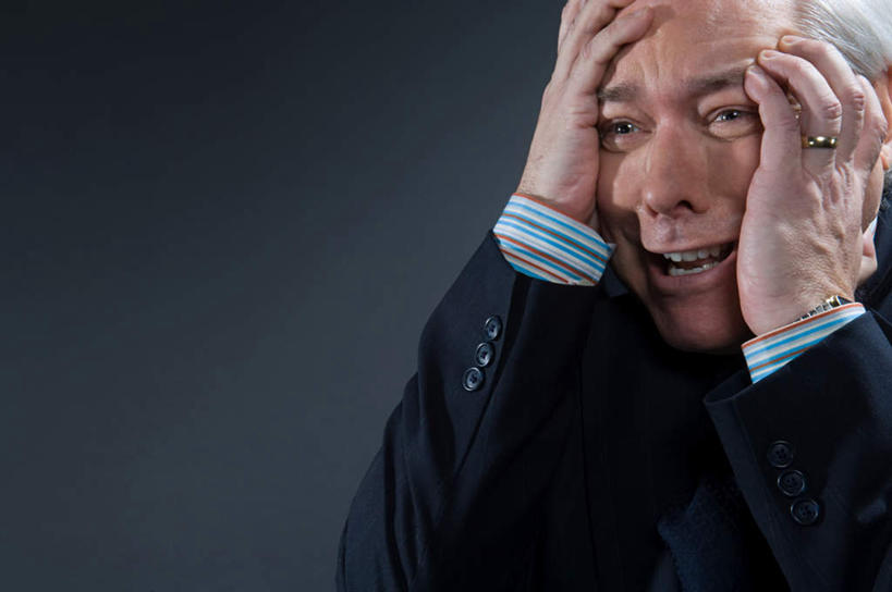 西方人,脸,头,脸颊,手,一个人,商务人士,商务男性,站,摸,横图,室内,特写,白天,正面,衬衫,爱情,失败,欧洲,欧洲人,双手,仅一个男性,仅一个人,抚摸,黑色背景,套装,沮丧,浪漫,注视,装饰品,戒指,饰品,首饰,观察,看,站着,仅一个老年男性,难受,手部,恩爱,无奈,摄影,影棚,观看,失望,悲伤,信物,察看,伤心,难过,权利,关注,失落,商务装,工薪阶层,颓废,挫败,受挫,落败,落空,错过,失足,失意,失策,失算,颓丧,衰颓,悲哀,懊丧,颓靡,气馁,丧气,手饰,败北,挫折,失利,老年男性,男人,男性,白种人,头部,脸部,脸蛋,面部,白领,上班族,触摸,接触,站立,半身,彩图,影棚拍摄,衬衣,拍摄