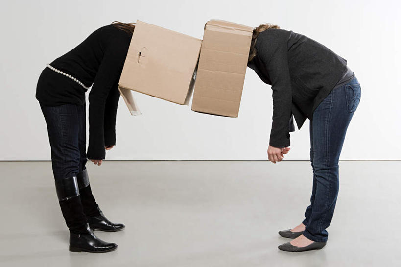 西方人,两个人,站,横图,室内,白天,白色背景,侧面,竞争,欧洲,欧洲人,弯腰,服装,包装,纸箱,墙,休闲装,墙壁,墙面,两个,衣服,白色,容器,箱子,站着,休闲,面对面,休闲服,摄影,服饰,影棚,纸板箱,包装箱,敌人,弯身,女人,女性,中年女性,白种人,站立,彩图,全身,影棚拍摄,拍摄