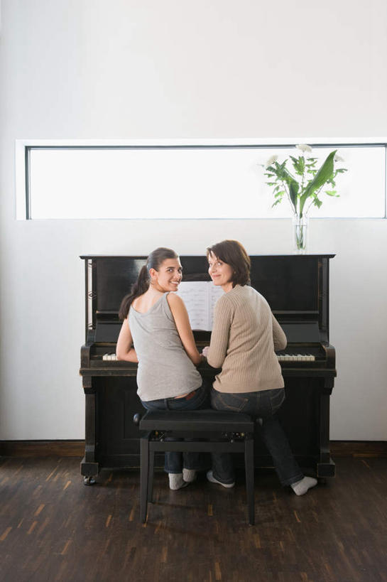 西方人,两个人,伙伴,朋友,客厅,坐,笑,微笑,露齿笑,竖图,室内,白天,友谊,键盘,植物,窗户,地板,欧洲,欧洲人,服装,盆栽,钢琴,墙,乐器,盆景,地面,弹奏,扭头,注视,休闲装,木地板,玻璃窗,墙壁,墙面,背面,衣服,绿色,白色,自然,观察,看,转头,休闲,休闲服,服饰,生长,成长,观看,察看,起居室,键盘乐器,关注,客堂,友情,女人,女性,中年女性,白种人,坐着,彩图,全身