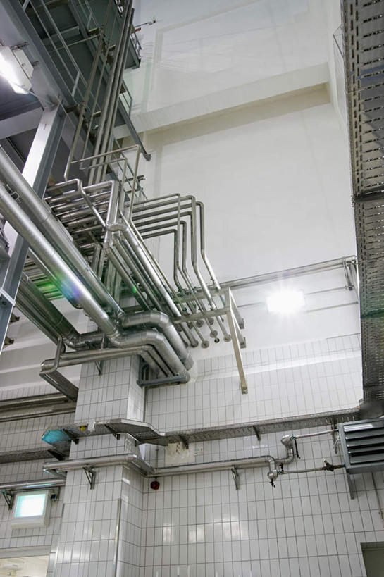 无人,工厂,竖图,室内,白天,仰视,纯洁,机器,金属制品,阴影,光线,金属,管子,影子,银色,管道,机械,工业,信仰,高贵,雅致,产业,彩图,低角度拍摄,工地,制造厂