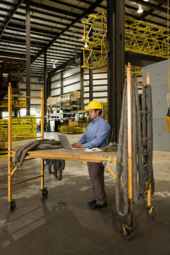 西方人,一个人,工厂,站,竖图,室内,白天,正面,安全,电脑,笔记本电脑,帽子,欧洲,欧洲人,仅一个男性,仅一个人,仅一个中年男性,敲打,握,网络,头盔,防护,拿,拿着,注视,输入,通讯设备,安全帽,打字,观察,看,站着,握着,观看,保护,点击,敲击,察看,无线,关注,保险,通信设备,无线网络,无线上网,便携式电脑,保全,周全,安稳,安定,平安,按键,手提电脑,男人,男性,中年男性,白种人,站立,彩图,全身,工地,制造厂