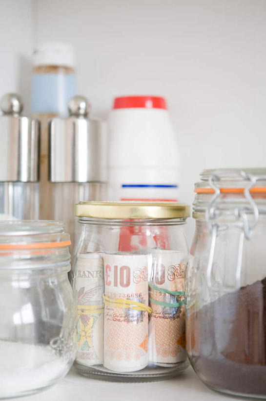 无人,竖图,室内,特写,白天,正面,钱,静物,玻璃,一排,许多,阴影,整齐,反射,钱币,影子,墙,墙壁,墙面,玻璃制品,排列,白色,玻璃瓶,瓶子,钞票,金融,纸币,经济,队列,流通,纸钞,贸易,广口瓶,货币,现金,彩图,私房钱