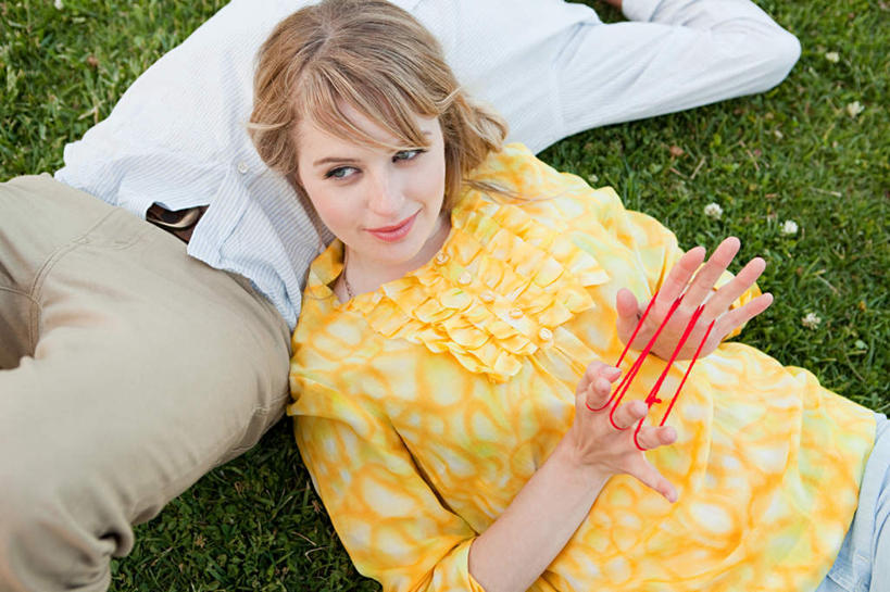 西方人,两个人,躺,横图,俯视,室外,白天,爱情,游戏,成功,合作,团队,集体,信心,草地,草坪,植物,玩具,欧洲,欧洲人,握,服装,浪漫,拿,玩,拿着,注视,休闲装,娱乐,腰带,队伍,草,衣服,黄色,绿色,绳子,观察,看,休闲,温暖,温馨,休闲服,恩爱,翻花绳,握着,恋人,服饰,观看,活动,皮带,绳索,和睦,察看,成就,发泄,关注,消遣,智力,挑帮帮,合伙,配饰,翻绳,宣泄,解绷绷,解勾勾,解钩钩,挑花花线,线翻花,裤带,卧着,解股,翻花鼓,挑绷绷,男人,男性,年轻男性,年轻女性,女人,女性,白种人,情侣,躺着,玩耍,卧,嬉戏,半身,彩图,高角度拍摄,伴侣,融洽