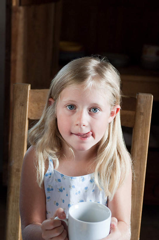 西方人,儿童,一个人,坐,竖图,室内,白天,正面,纯洁,杯子,椅子,欧洲,欧洲人,仅一个女性,仅一个人,握,服装,瓷器,木椅,咖啡杯,陶瓷制品,拿,拿着,注视,休闲装,一个,小孩,衣服,观察,看,仅一个小孩,休闲,休闲服,热巧克力,可爱,童年,童趣,舔,握着,服饰,单个,观看,察看,关注,瓷杯,童真,烂漫,无邪,热可可,美禄,热朱古力,天真,女孩,女人,女性,白种人,孩子,坐着,半身,彩图,女生