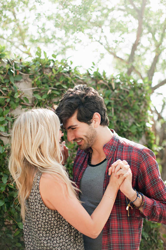 西方人,两个人,握手,笑,微笑,露齿笑,竖图,室外,白天,侧面,爱情,旅游,度假,植物,欧洲,欧洲人,阴影,服装,环保,光线,影子,防护,浪漫,注视,休闲装,娱乐,相视,树,树木,衣服,绿色,阳光,自然,观察,看,享受,休闲,温暖,温馨,面对面,休闲服,恩爱,放松,恋人,服饰,生长,成长,观看,对视,和睦,察看,互视,关注,美好,美妙,间隔,相对,相看,美观,雅观,绿篱,生篱,树篱,植篱,男人,男性,年轻男性,年轻女性,女人,女性,白种人,情侣,搀手,拉手,手搀手,手拉手,手牵手,手握手,半身,彩图,伴侣,融洽