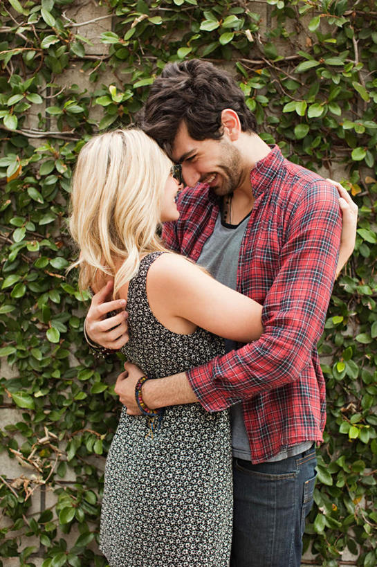 西方人,背部,两个人,站,抱,笑,微笑,露齿笑,竖图,室外,白天,正面,爱情,旅游,度假,植物,欧洲,欧洲人,服装,环保,防护,浪漫,注视,休闲装,娱乐,相视,树,树木,衣服,绿色,自然,观察,看,站着,享受,休闲,温暖,温馨,面对面,休闲服,恩爱,放松,恋人,服饰,生长,成长,抱着,观看,对视,和睦,察看,互视,搂着,关注,美好,美妙,间隔,相对,相看,美观,雅观,绿篱,生篱,树篱,植篱,男人,男性,年轻男性,年轻女性,女人,女性,白种人,情侣,怀抱,搂,搂抱,相抱,拥抱,站立,半身,彩图,伴侣,融洽