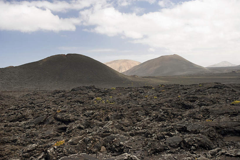 无人,公园,横图,室外,白天,正面,旅游,度假,火山,石头,美景,西班牙,欧洲,阴影,光线,石子,影子,景观,云,云朵,云彩,娱乐,蓝色,白云,蓝天,天空,阳光,自然,天,享受,休闲,景色,放松,晴朗,国家公园,加纳利群岛,南欧,自然风光,加那利群岛,西班牙王国,兰萨罗特岛,蒂曼法亚国家公园,活火山,石块,死火山,休眠火山,岩石,晴空,彩图