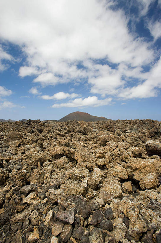 无人,公园,竖图,室外,白天,正面,旅游,度假,火山,石头,美景,西班牙,欧洲,阴影,光线,石子,影子,景观,云,云朵,云彩,娱乐,蓝色,白云,蓝天,天空,阳光,自然,天,享受,休闲,景色,放松,晴朗,国家公园,加纳利群岛,南欧,自然风光,加那利群岛,西班牙王国,兰萨罗特岛,蒂曼法亚国家公园,活火山,石块,死火山,休眠火山,岩石,晴空,彩图