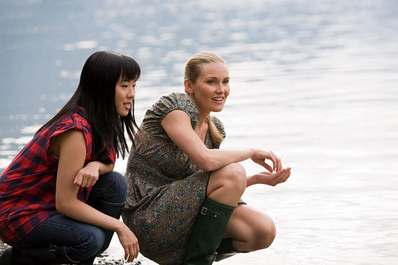 西方人,两个人,伙伴,朋友,蹲,笑,微笑,露齿笑,横图,室外,白天,侧面,裙子,友谊,河流,水,鞋子,欧洲,欧洲人,阴影,波纹,连衣裙,光线,影子,雨鞋,雨靴,河水,水流,涟漪,注视,靴子,倒影,水纹,阳光,波浪,观察,看,观看,察看,倒映,关注,胶鞋,水晕,反照,友情,年轻女性,女人,女性,中年女性,白种人,蹲着,半身,彩图