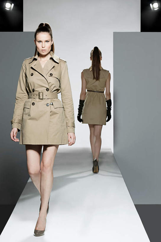 西方人,背部,两个人,模特,走,竖图,室内,白天,正面,高跟鞋,时尚,鞋子,照明,欧洲,欧洲人,表演,阴影,服装,光线,影子,灯光,注视,休闲装,灯,衣服,灯具,观察,看,休闲,休闲服,t台,服饰,观看,聚光灯,照亮,察看,演出,照明设备,关注,时髦,时兴,发布会,t型台,走秀,年轻女性,女人,女性,白种人,模特儿,步行,散步,走路,彩图,全身