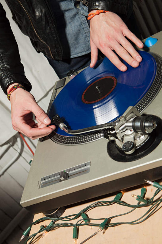 西方人,手,一个人,站,摸,竖图,俯视,室内,特写,夜晚,陶醉,快乐,数据,桌面,桌子,欧洲,非洲,黑人,欧洲人,双手,仅一个男性,仅一个人,抚摸,电力,信息,木制,电线,线,唱片,电能,音乐,线路,音乐播放器,存储介质,装饰品,仅一个年轻男性,木制品,饰品,手链,首饰,站着,享受,手部,手镯,碟片,电,电源,电源线,存储,家用电器,能量,镯子,黑胶唱片,留声机,唱片机,男人,男性,年轻男性,白种人,非洲人,触摸,接触,站立,半身,彩图,高角度拍摄,播放器,沉醉