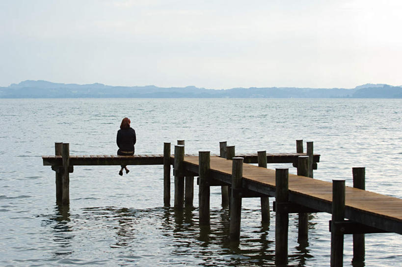 西方人,一个人,码头,坐,横图,室外,白天,旅游,度假,湖,湖泊,石头,美景,山,山脉,水,港口,德国,欧洲,欧洲人,仅一个年轻女性,仅一个女性,仅一个人,阴影,服装,光线,木板,石子,影子,湖面,景观,山峰,水流,水面,云,云朵,桥,木桥,山峦,云彩,休闲装,娱乐,栈桥,背面,衣服,蓝色,白云,倒影,蓝天,天空,阳光,自然,湖水,群山,天,享受,休闲,休闲服,景色,放松,服饰,晴朗,人行桥,木板桥,倒映,西欧,自然风光,沉积岩,德意志联邦共和国,反照,水成岩,年轻女性,女人,女性,白种人,石块,岩石,晴空,坐着,彩图,全身,摆渡口,埠头,渡口,渡头,港湾,海港,货运码头,口岸,商港
