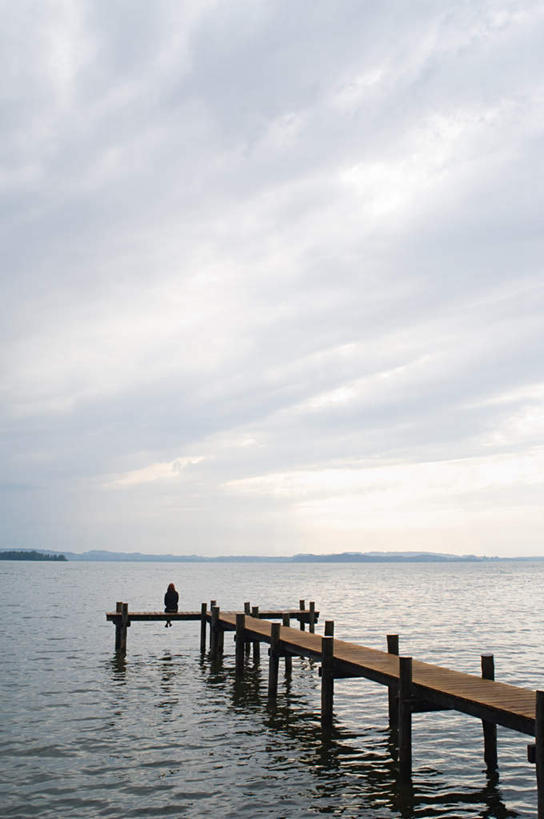 西方人,一个人,码头,坐,竖图,室外,白天,旅游,度假,湖,湖泊,石头,美景,山,山脉,水,港口,德国,欧洲,欧洲人,仅一个年轻女性,仅一个女性,仅一个人,阴影,服装,光线,木板,石子,影子,湖面,景观,山峰,水流,水面,云,云朵,桥,木桥,山峦,云彩,休闲装,娱乐,栈桥,背面,衣服,蓝色,白云,倒影,蓝天,天空,阳光,自然,湖水,群山,天,享受,休闲,休闲服,景色,放松,服饰,晴朗,人行桥,木板桥,倒映,西欧,自然风光,沉积岩,德意志联邦共和国,反照,水成岩,年轻女性,女人,女性,白种人,石块,岩石,晴空,坐着,彩图,全身,摆渡口,埠头,渡口,渡头,港湾,海港,货运码头,口岸,商港