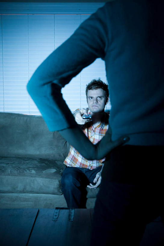 西方人,背部,两个人,家庭,夫妻,客厅,站,竖图,室内,夜晚,正面,爱情,植物,沙发,电视,欧洲,欧洲人,握,阴影,服装,反射,盆栽,影子,墙,盆景,浪漫,扭头,注视,休闲装,手叉腰,墙壁,墙面,衣服,绿色,自然,遥控器,叉腰,观察,看,站着,转头,休闲,温暖,温馨,一家人,休闲服,恩爱,握着,恋人,服饰,生长,成长,观看,和睦,察看,起居室,关注,彩电,阻止,布艺沙发,阻遏,阻拦,彩色电视机,显像管屏,显像管屏幕,客堂,拦阻,拦截,单手叉腰,男人,男性,年轻男性,年轻女性,女人,女性,白种人,年轻人,夫妇,情侣,电视机,站立,半身,彩图,伴侣,融洽