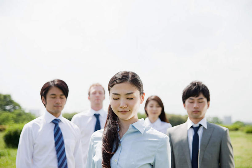 东方人,西方人,同事,商务人士,商务男性,商务女性,站,闭眼,笑,微笑,横图,室外,白天,正面,衬衫,成功,合作,团队,集体,信心,草地,草坪,植物,欧洲,欧洲人,亚洲,五个人,阴影,套装,光线,影子,领带,许多人,注视,黄种人,队伍,草,树,树木,蓝色,绿色,蓝天,天空,阳光,自然,天,观察,看,站着,一群人,生长,晴朗,成长,观看,察看,领导,象征,庄重,成就,关注,商务装,身份,合伙,领袖,工薪阶层,万里无云,正式,地位,男人,男性,年轻男性,年轻女性,女人,女性,中年男性,中年女性,白种人,亚洲人,白领,上班族,晴空,晴空万里,闭眼睛,闭着眼,闭着眼睛,站立,半身,彩图,衬衣