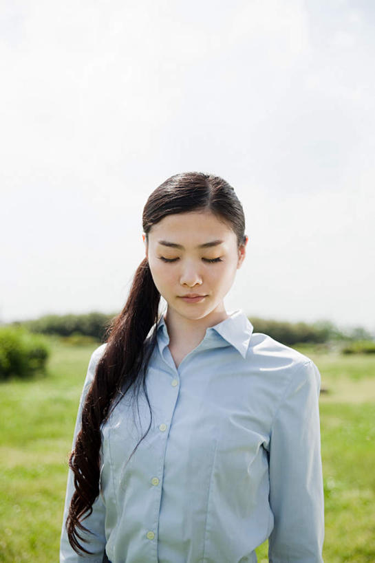 东方人,一个人,商务人士,商务女性,站,闭眼,竖图,室外,白天,正面,草地,草坪,植物,亚洲,仅一个年轻女性,仅一个女性,仅一个人,阴影,套装,光线,影子,黄种人,草,树,树木,蓝色,绿色,蓝天,天空,阳光,自然,天,站着,生长,晴朗,成长,商务装,工薪阶层,万里无云,年轻女性,女人,女性,亚洲人,白领,上班族,晴空,晴空万里,闭眼睛,闭着眼,闭着眼睛,站立,半身,彩图