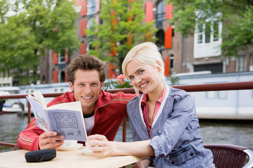 西方人,两个人,家庭,夫妻,餐厅,坐,笑,微笑,露齿笑,横图,室外,白天,正面,爱情,度假,阅读,河流,美景,水,植物,餐桌,桌子,城市风光,城市,杂志,欧洲,荷兰,欧洲人,一本,握,学习,阴影,波纹,服装,光线,影子,河水,景观,水流,涟漪,首都,浪漫,注视,休闲装,娱乐,树,树木,衣服,绿色,倒影,水纹,阳光,自然,波浪,观察,看,享受,休闲,温暖,温馨,一家人,休闲服,景色,恩爱,放松,读书,浏览,握着,恋人,服饰,生长,成长,餐台,观看,和睦,察看,倒映,西欧,关注,阿姆斯特丹,水晕,荷兰王国,尼德兰王国,反照,男人,男性,女人,女性,中年男性,中年女性,白种人,夫妇,情侣,坐着,半身,彩图,餐馆,饭店,饭馆,伴侣,融洽