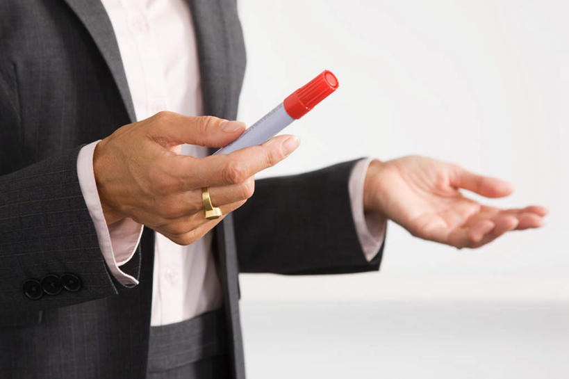 西方人,手,一个人,商务人士,商务女性,站,横图,俯视,室内,特写,白天,衬衫,爱情,欧洲,欧洲人,双手,仅一个女性,仅一个人,握,阴影,套装,朦胧,模糊,反射,笔,影子,墙,办公用品,浪漫,拿,拿着,水笔,墙壁,墙面,文具,装饰品,白色,戒指,饰品,首饰,学习用品,双手摊开,站着,手部,恩爱,无奈,握着,仅一个老年女性,遗憾,烦恼,文具用品,信物,一支,权利,商务装,工薪阶层,可惜,无计可施,惋惜,怜惜,无语,手饰,老年女性,女人,女性,白种人,白领,上班族,站立,半身,彩图,高角度拍摄,衬衣