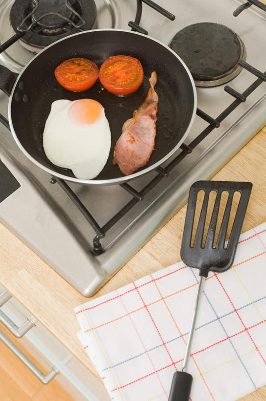 无人,竖图,俯视,室内,特写,白天,烹饪,厨房,地板,蔬菜,西红柿,厨具,金属制品,阴影,朦胧,模糊,新鲜,反射,金属,锅子,影子,蛋,荷包蛋,鸡蛋,煎蛋,肉,食品,地面,锅铲,锅,猪肉,肉类,木地板,食物,一个,煤气炉,有机食品,绿色食品,单个,锅具,肉食,烹饪用具,豚肉,卵,煎鸡蛋,烹调用具,番茄,烹调,彩图,高角度拍摄,灶间